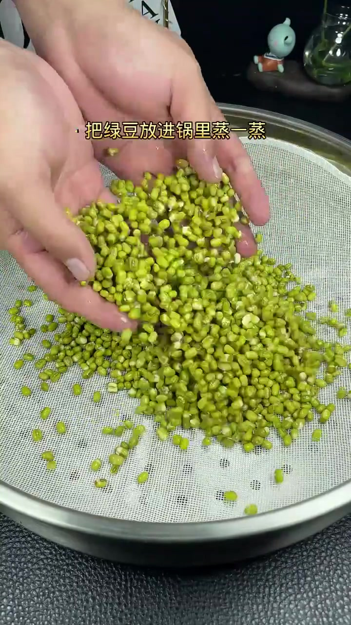快来做一道这样的绿豆凉糕吧,软糯翻沙