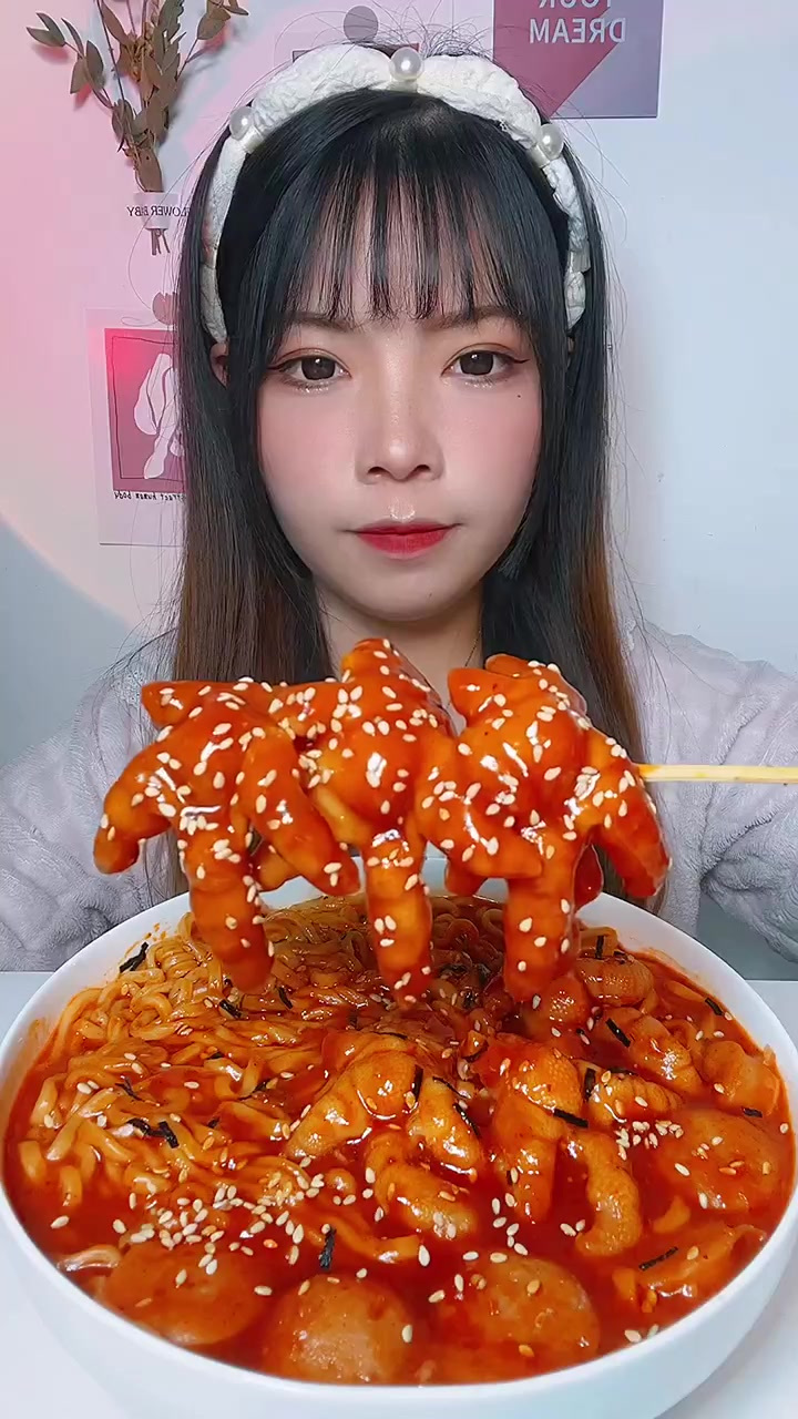 无骨鸡爪拌面,太香啦,怒吃三大盘