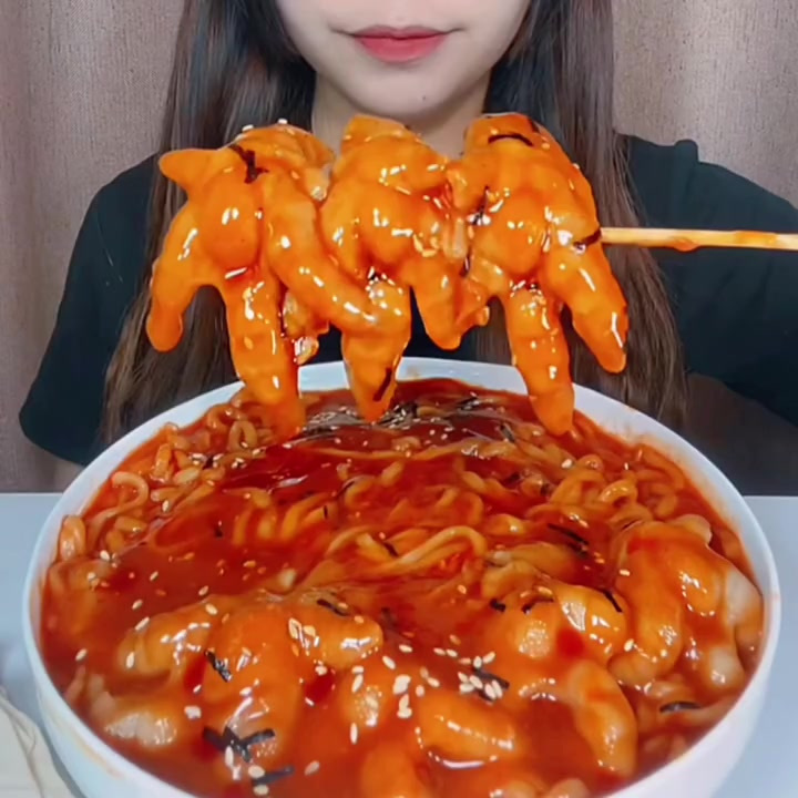 无骨鸡爪拌面来啦，太香了