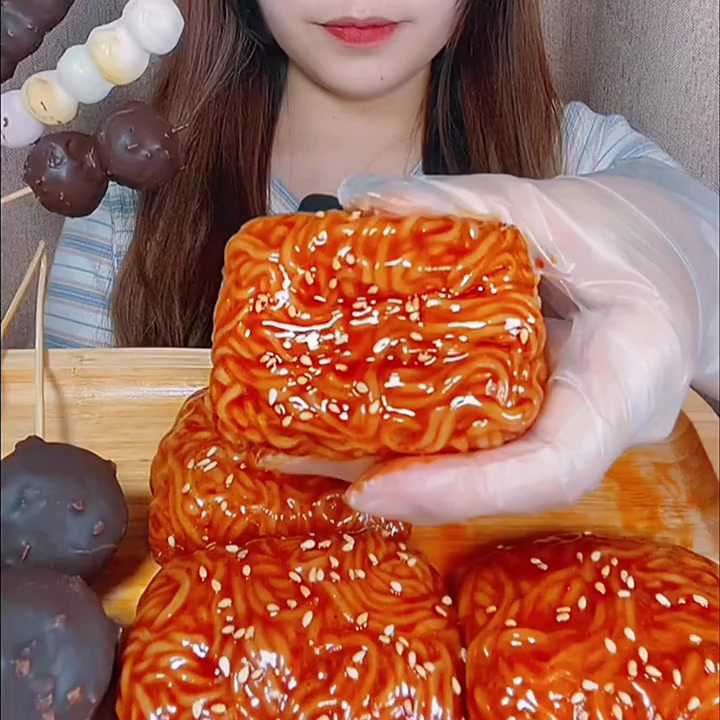 哈喽姐妹们,春卷火鸡面脆皮汤圆来啦,分享一下你们最近在追的剧