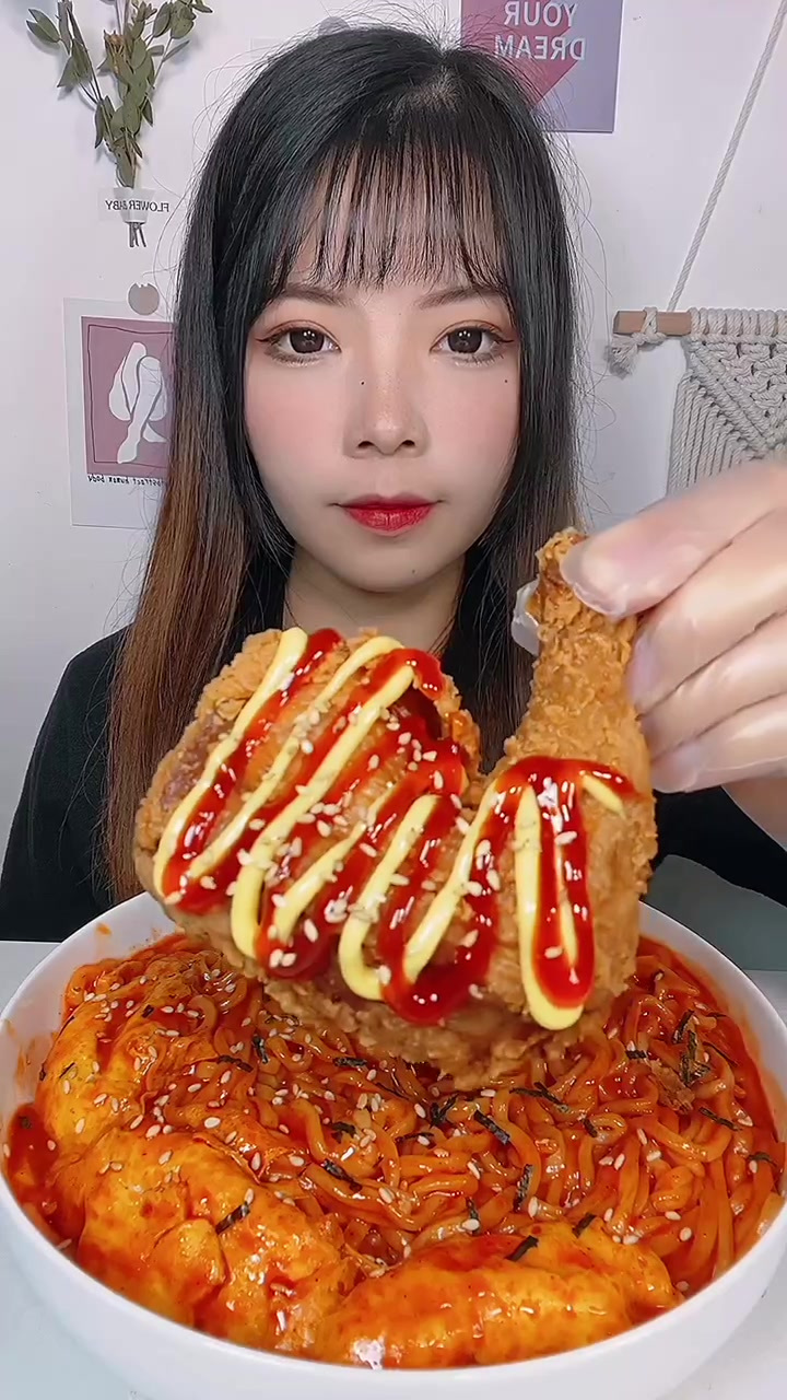 脆皮炸鸡腿和火鸡面