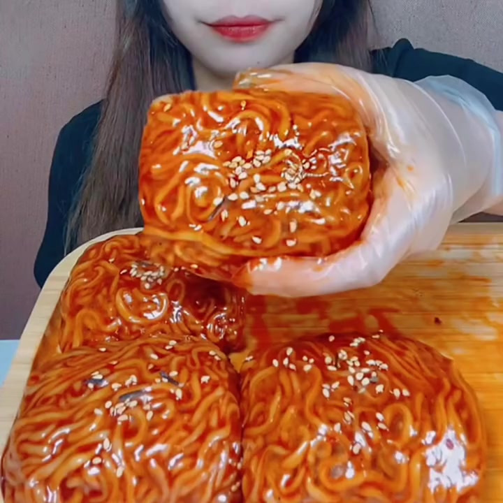 今天吃春卷火鸡面，推荐个一口气看到大结局的电视剧吧