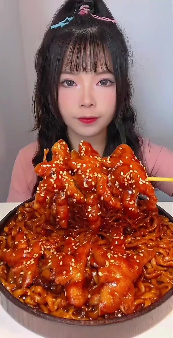 无骨鸡爪拌面，一口下去太满足