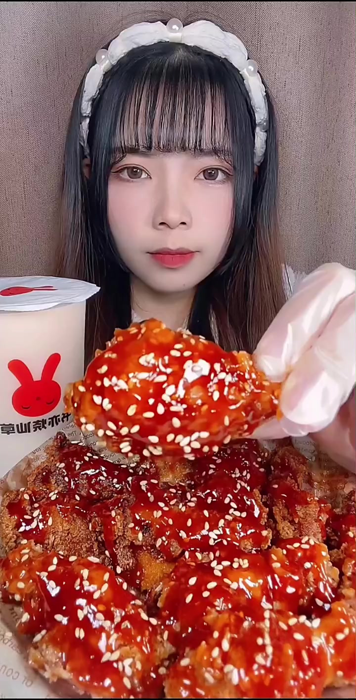 裹满甜辣酱的炸鸡搭配奶茶，真的太香了