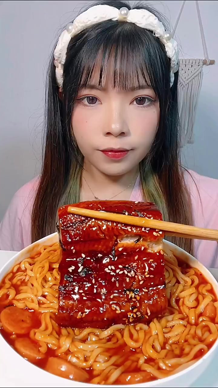 鳗鱼火鸡面，这个鳗鱼香甜软糯，太好吃了