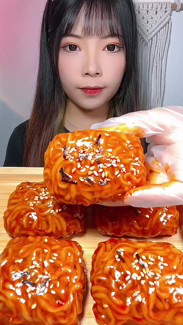 糯叽叽的春卷火鸡面,这个春卷皮超级弹,不容易裂开