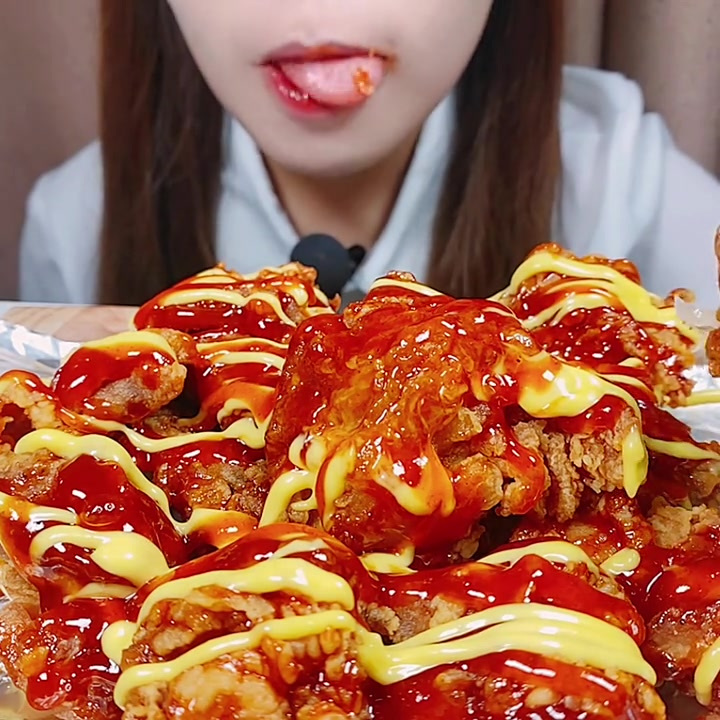 今天吃炸鸡，裹满了甜辣酱和蜂蜜芥末酱