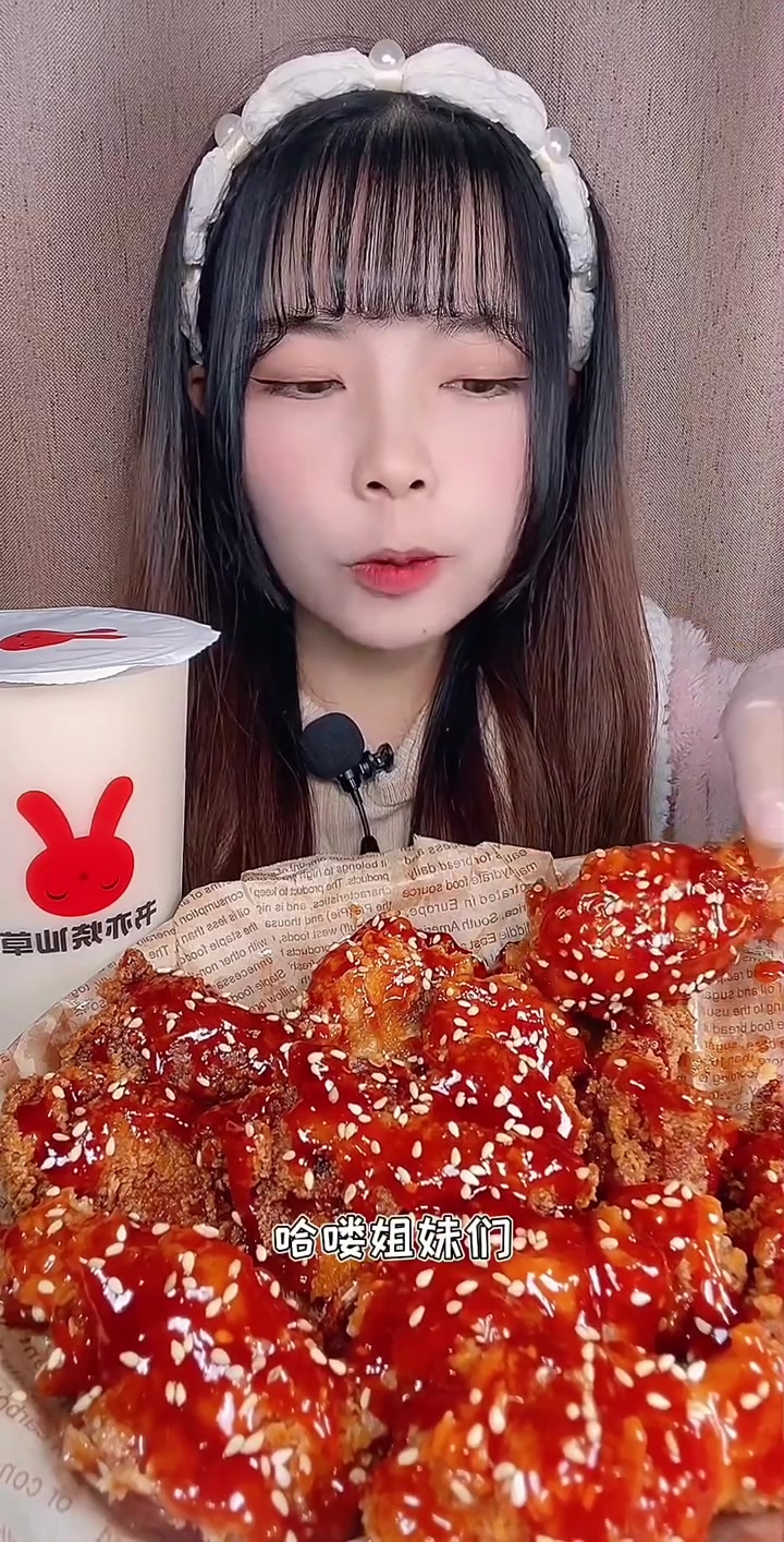 裹满甜辣酱的炸鸡搭配奶茶，真的太香了