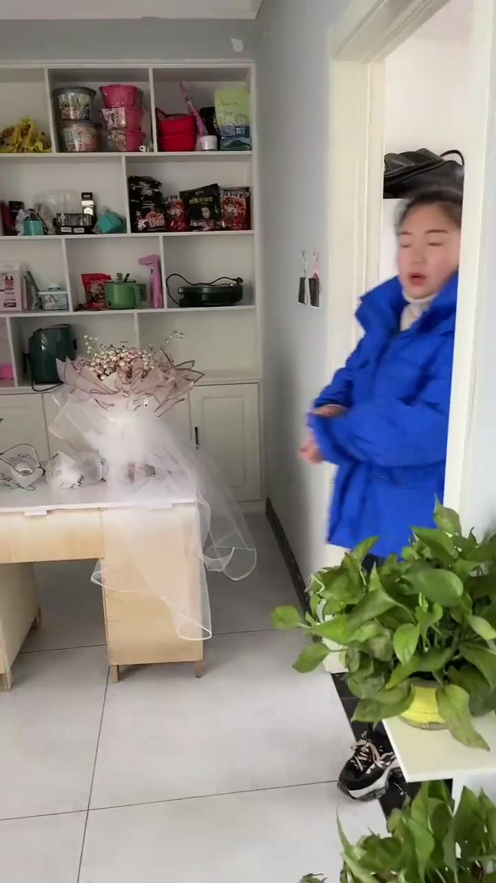 今天老弟过生日，一大早老弟给我说让我拿个蛋糕