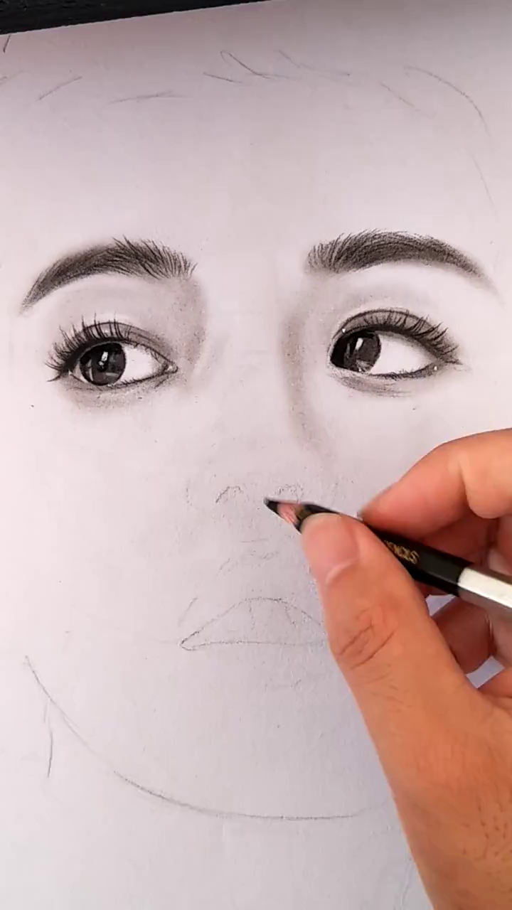 在早餐煎蛋上速写,蛋黄变成小太阳