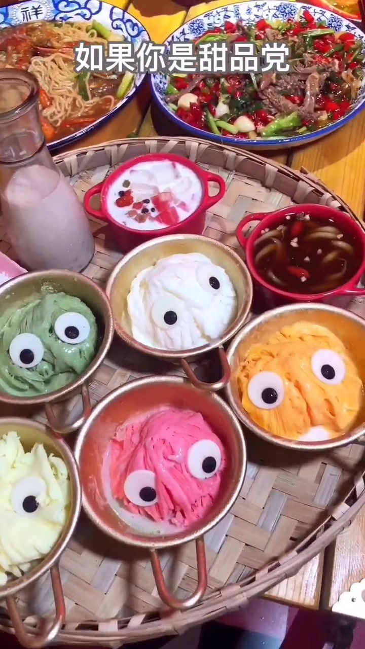 重庆:观音桥九街甜品不限量的国潮风川菜馆