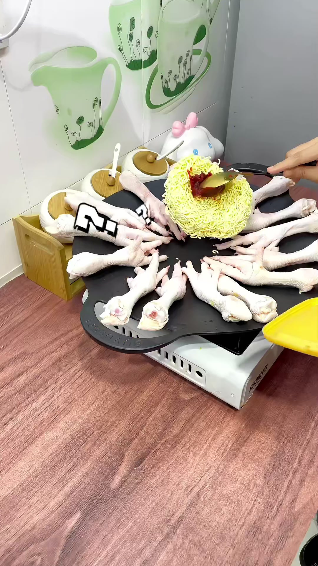 韩式辣鸡爪拌面，吃起来甜辣过瘾的好满足