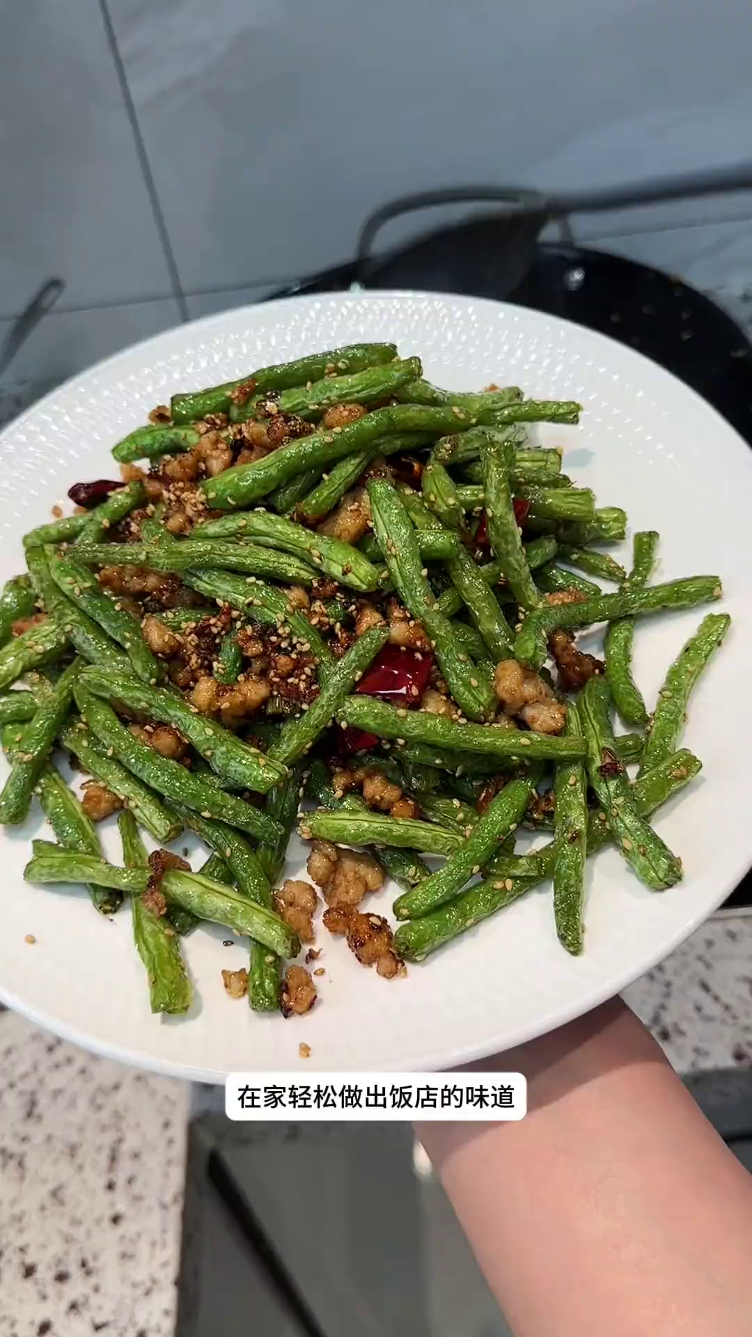 我家最喜欢的豆角做法就是干煸豆角,豆角好吃肉末也好吃