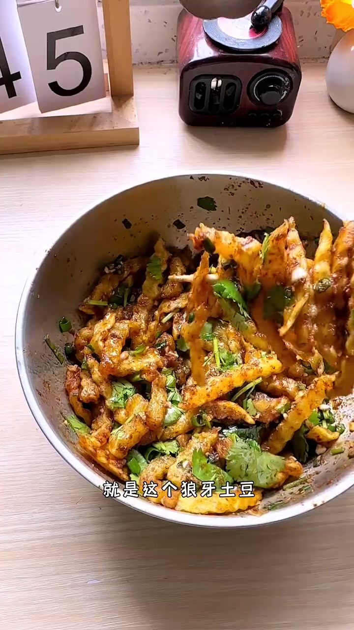 你有多久没有吃过狼牙土豆了,还记得小时候学校门口的狼牙土豆嘛