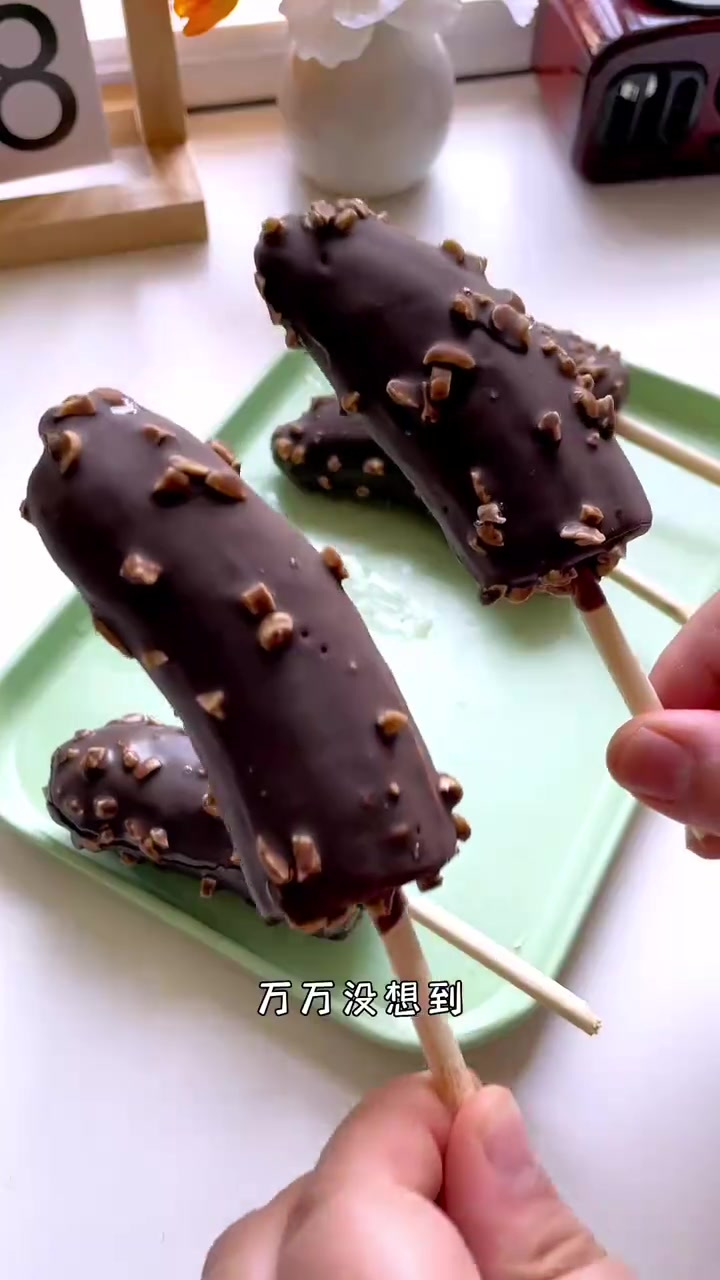 万万没想到香蕉放冰箱里冻一冻，摇就可以做出好吃的脆皮雪糕