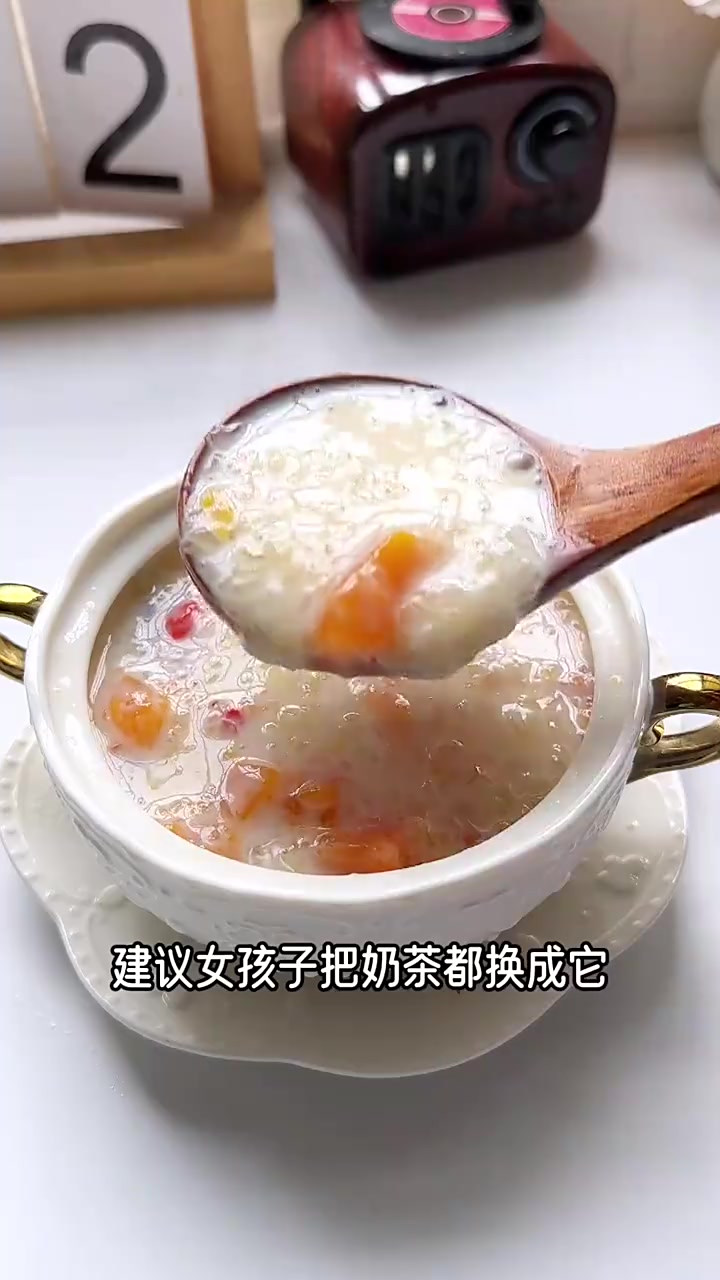 想要喝出好气色,一定要学会这个牛奶木瓜银耳羹哦
