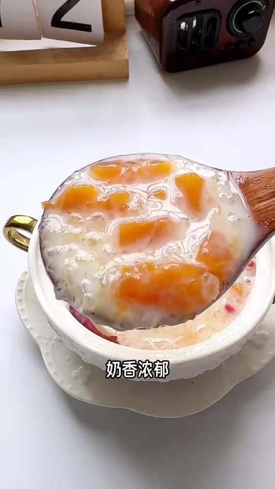 想要喝出好气色，一定要学会这个牛奶木瓜银耳羹哦