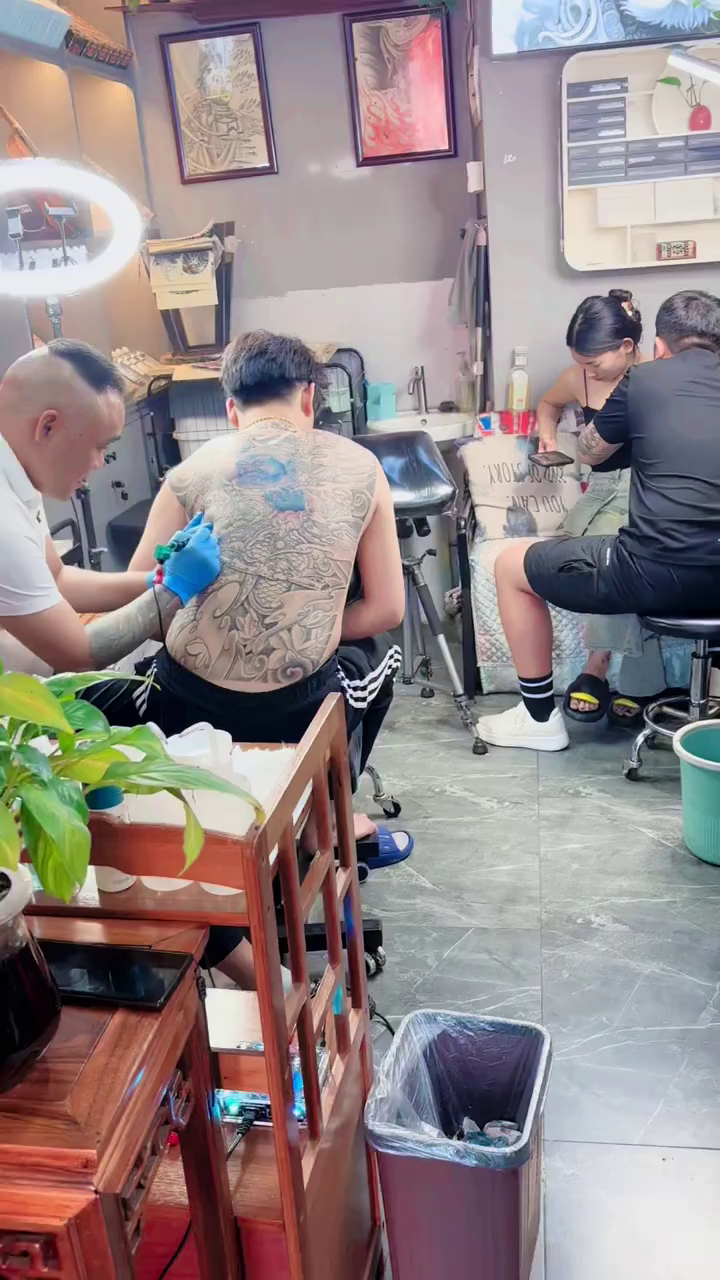 大哥满背纹身,看着吓不吓人