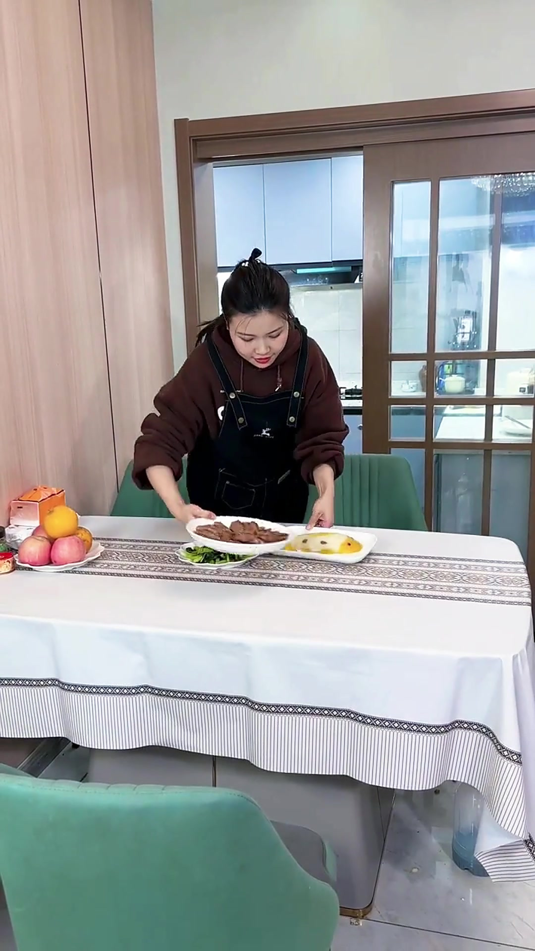 一家人简单的午餐,欣妍很喜欢吃这个八宝饭