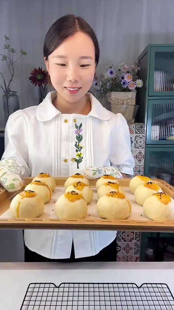 保姆级的蛋黄酥教程，新手也能一次成功
