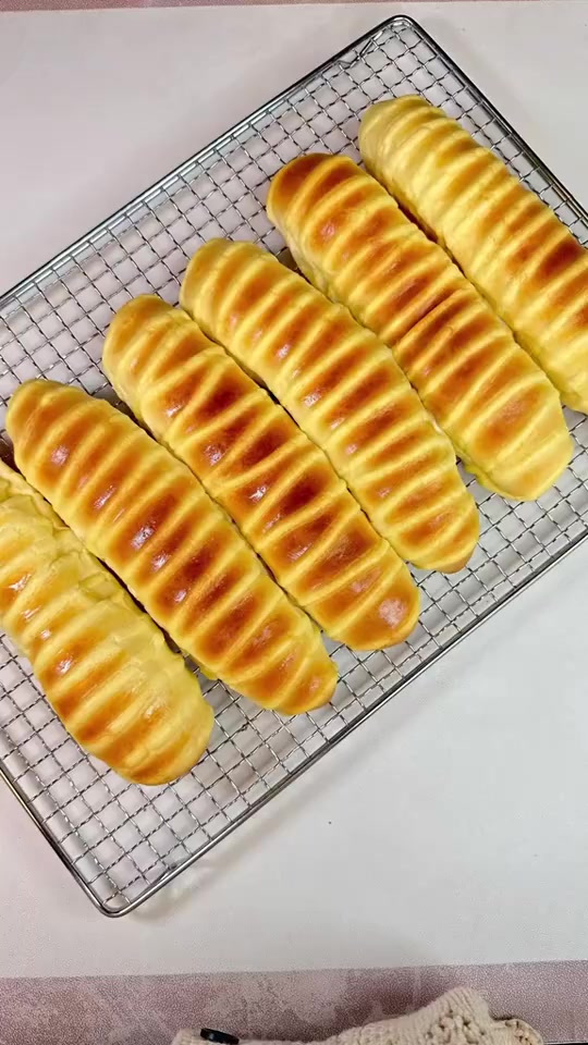 今天做了经典的毛毛虫面包