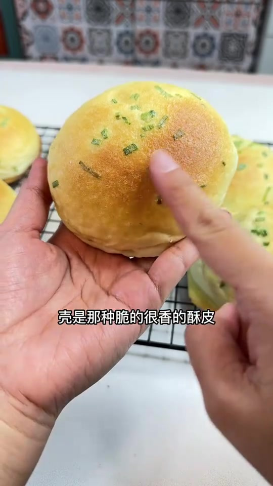 这个香葱肉松酥皮面包超好吃，用料简单，也好做