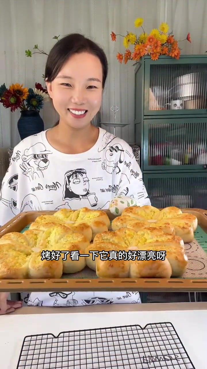 香甜柔软的椰蓉面包，翻出的椰蓉，烤过以后更浓郁