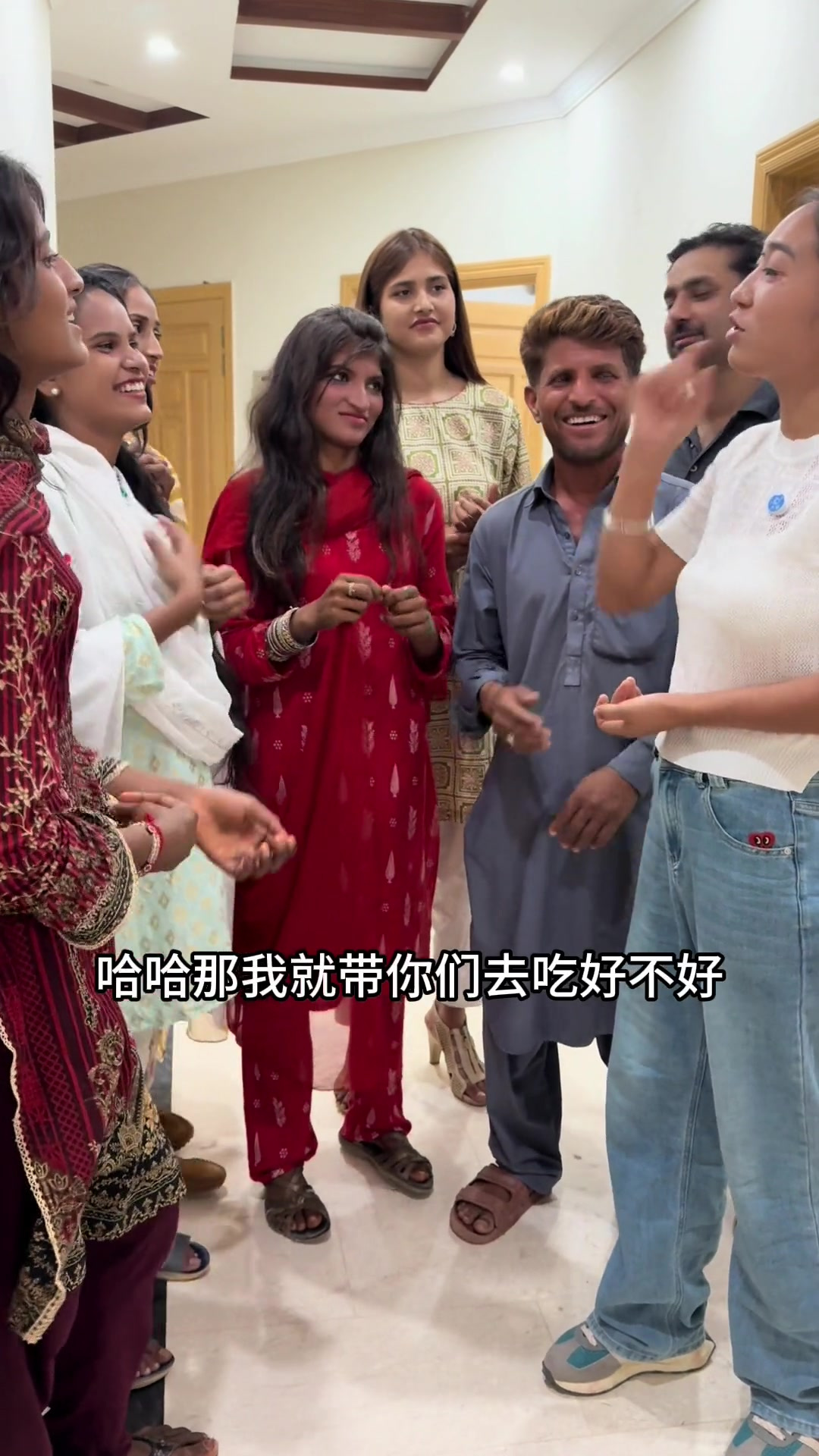丽丽第一次吃汉堡,带妹妹们出来吃好吃的