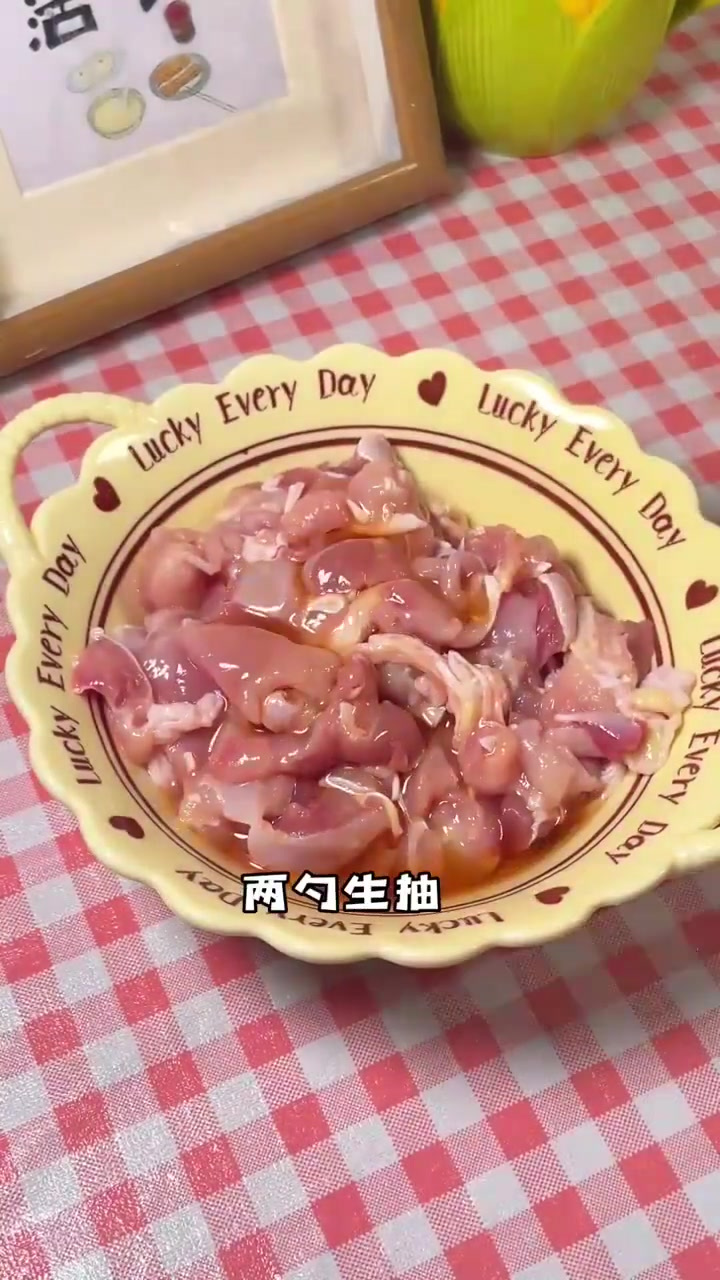 今日便当,辣子鸡丁,今天这个辣子鸡丁真的太绝了,又麻又辣