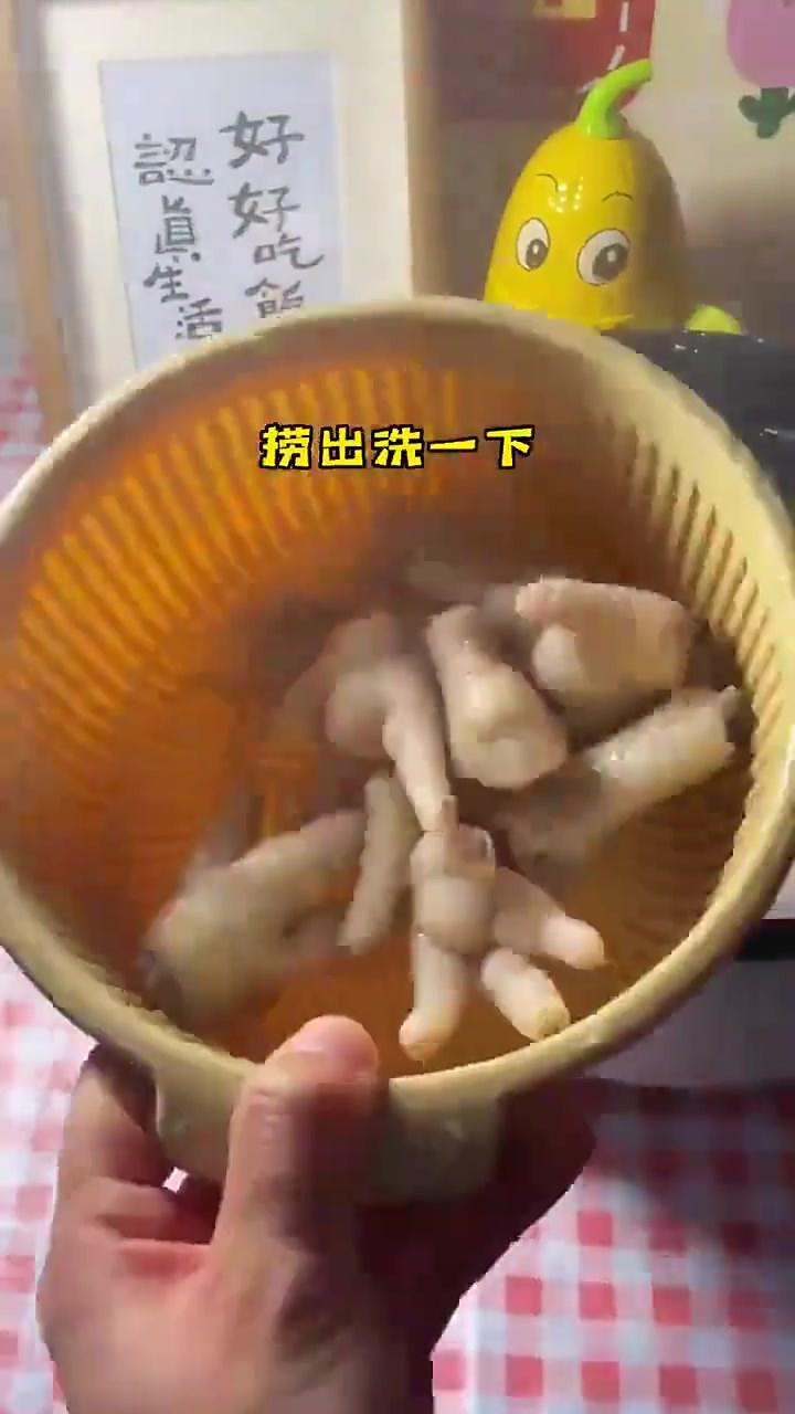 红烧鸡爪青椒炒香菇鸡爪很好吃很入味,一定要小火慢炖