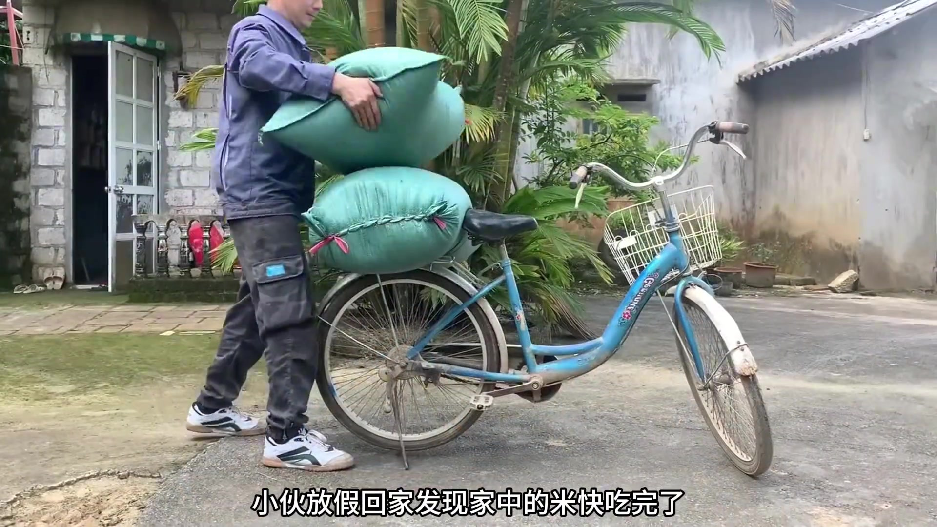 小伙竟能利用一辆旧自行车改造成机械三轮车,生活技巧大集合