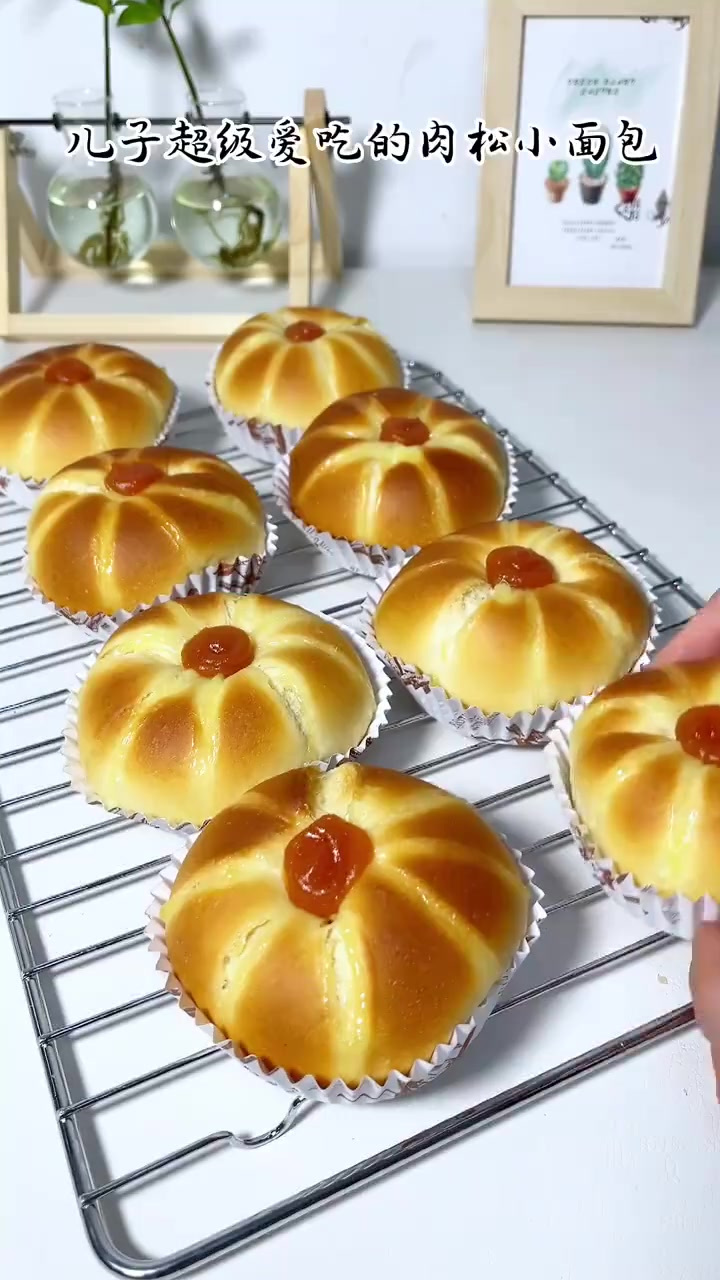 经典的肉松小面包，出炉就吃了俩，太好吃了