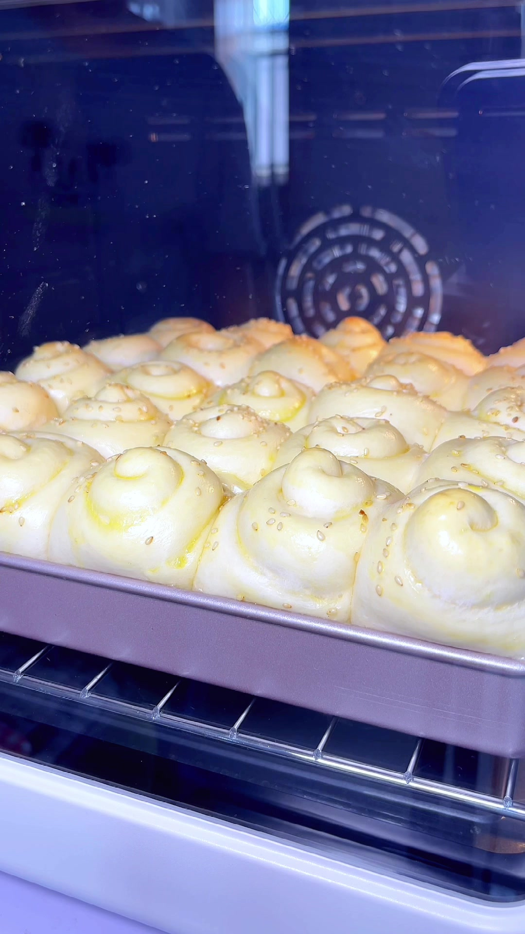 今天做了蜂蜜脆底小面包，添加了液种做出来