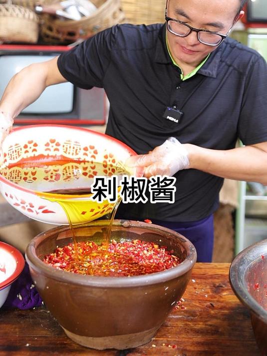 冬天吃汤锅这个剁椒酱必不可少,想吃的时候整一碗下饭又下菜