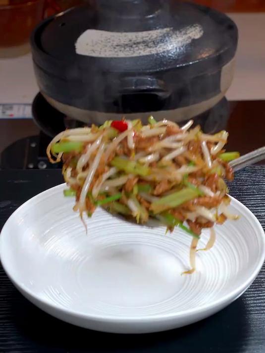 芹菜豆芽炒肉丝这样的家庭小炒好吃又下饭