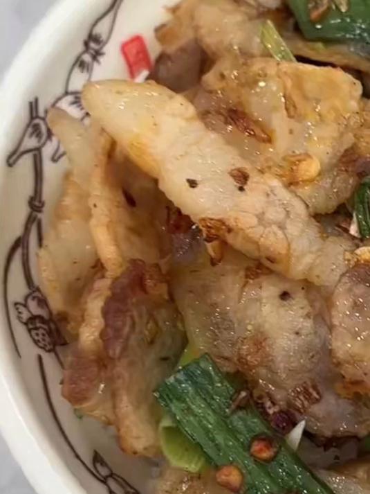 女子分享老家的回锅肉盖饭,量大肉多真实惠