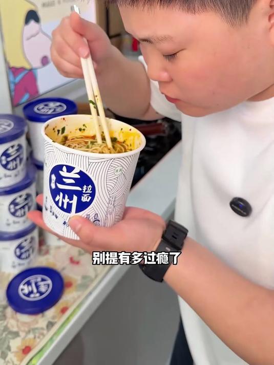 桶装兰州拉面加脱水牛肉粒!泡开肉香渗进汤里,一口面一口肉