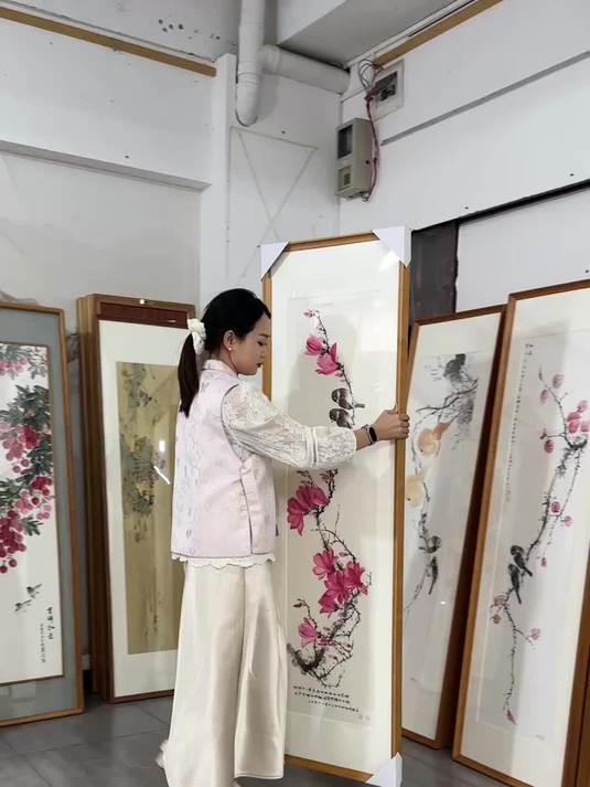 给餐厅搭配一幅手绘的玉兰花