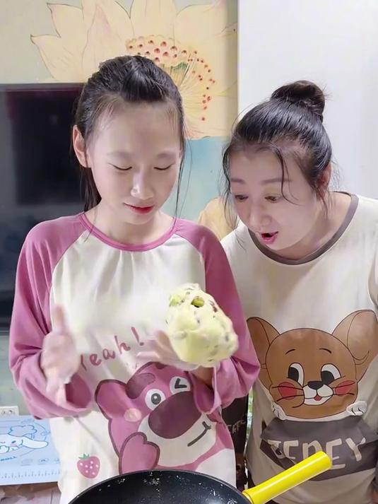 宁蔚做雪花酥太废爸爸妈妈了啊 别说还真挺好吃