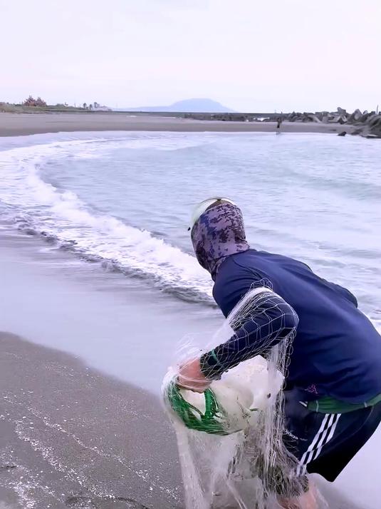 在海边捕鱼的过程