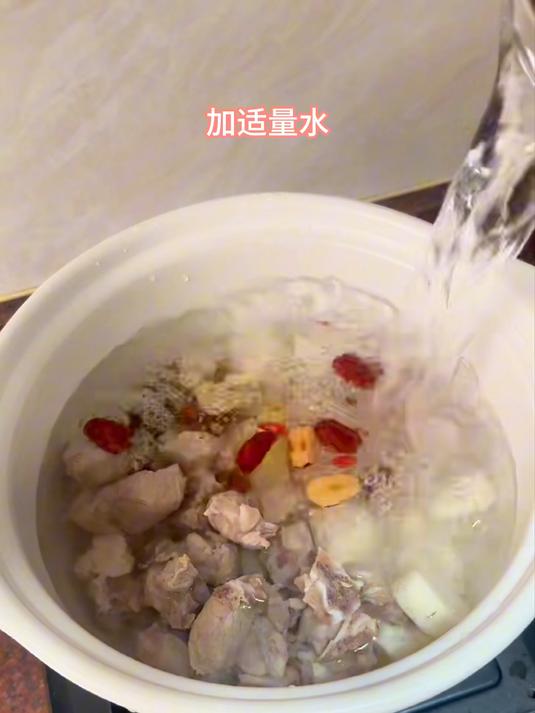 天气燥热,来一碗淮山莲子清心汤