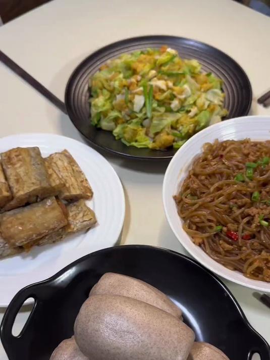 今日晚餐:肉末粉条,土豆拌生菜