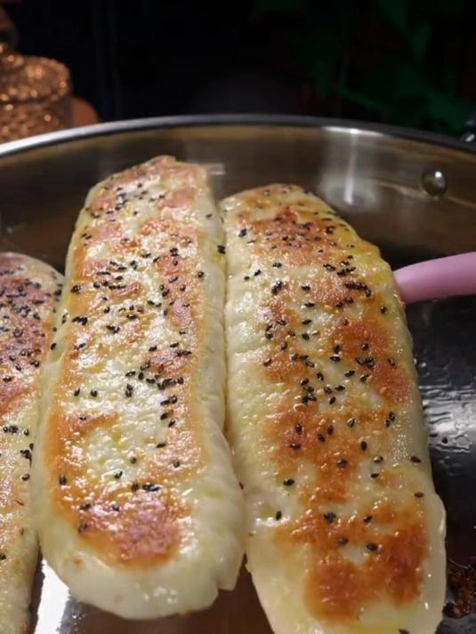 这是最近比较火的椒盐酥饼做法