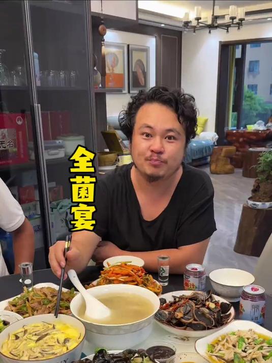 都说云南人穷,但是他们一顿菌子要吃几千块 最详细的炒菌子教程
