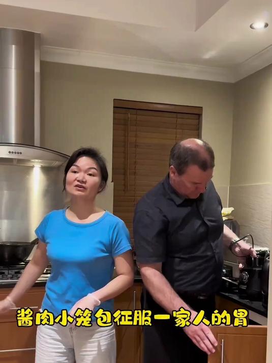 今天做了透着油皮的小笼包和烧麦,这烧麦把马修同学羡慕得不得了