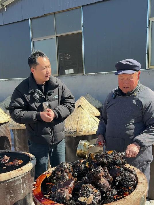 山东大叔卖咸菜,腌3年,半年倒一次缸