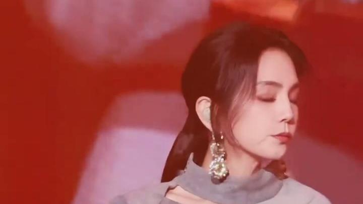 歌声冲淡阴郁传递温暖希望 #陈嘉桦 #陈嘉桦福州演唱会 #ella陈嘉桦 #阴天