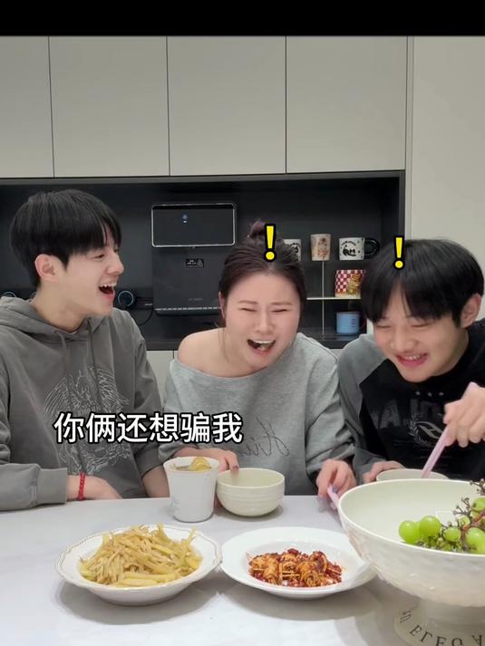 赵鹏皓如愿以偿吃到了自己做的炒姜丝