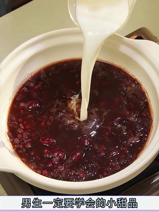 夏天一定不要错过红豆沙牛乳,简单两步就出沙,建议女孩子都去喝