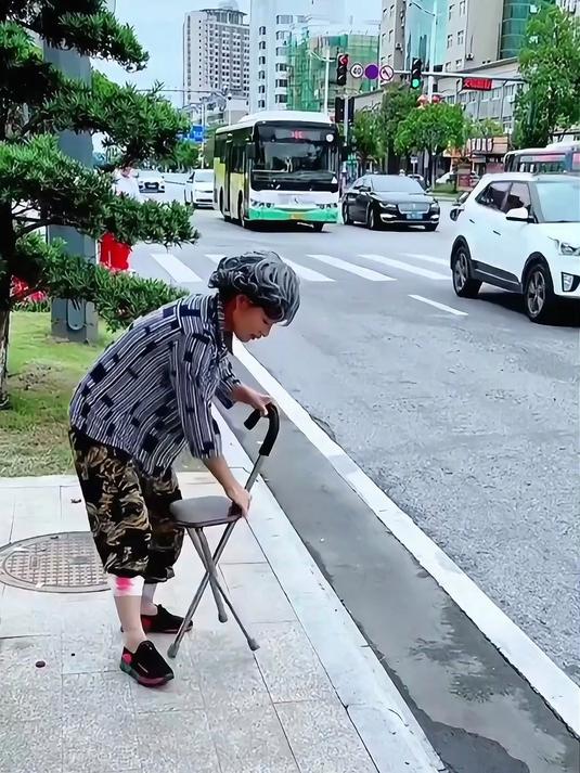 “折叠拐杖凳”火了,老爸老妈遛弯等车随时能歇脚,安全又省力
